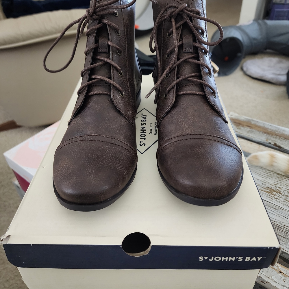 St. John's Bay Women's Dark Brown Juniper Lace-Up Boots Size 7 1/2M NIB!!!